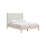 cama queen tapizada crema y blanca