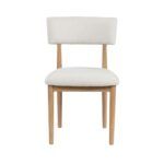 silla tapizada en tela blanca, con patas madera