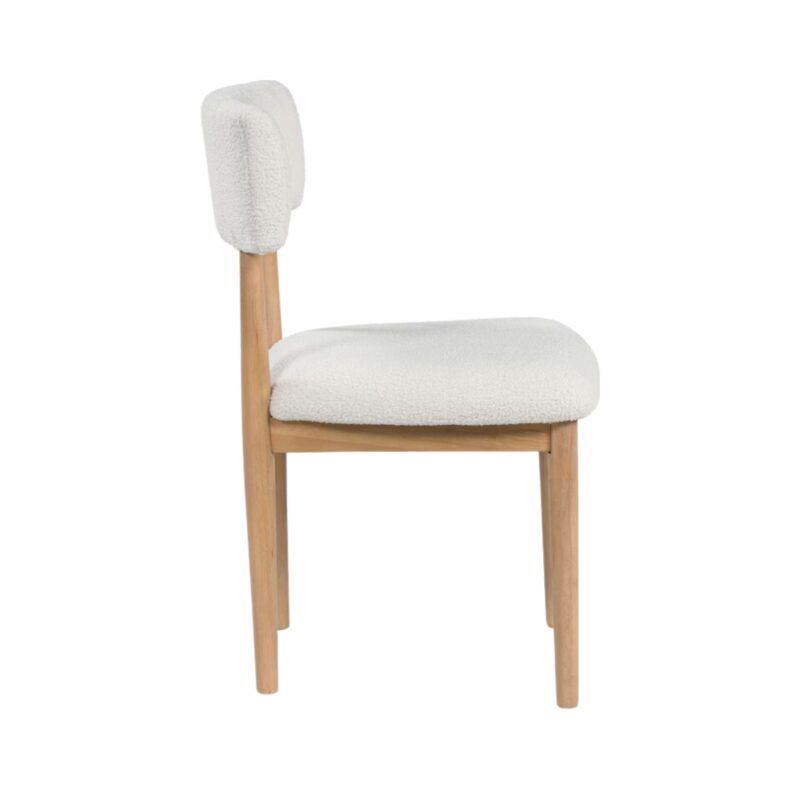 silla tapizada en tela blanca, con patas madera